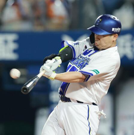 １回、右越え満塁本塁打を放つ佐野（撮影・伊藤笙子）