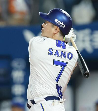 １回、右越え満塁本塁打を放つ佐野（撮影・伊藤笙子）