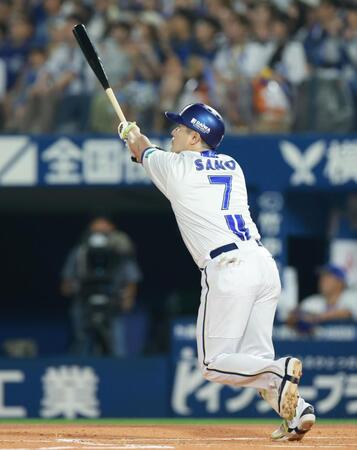１回、右越え満塁本塁打を放つ佐野（撮影・伊藤笙子）