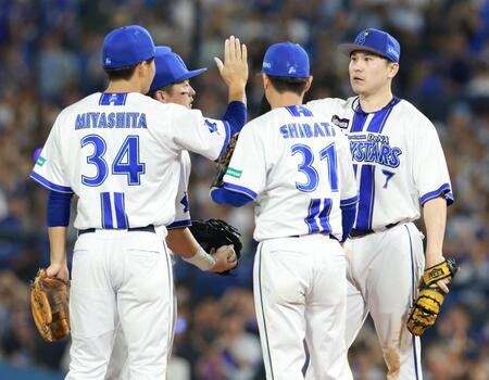 佐野恵太（右）の満塁弾などで快勝したＤｅＮＡナイン（撮影・伊藤笙子）