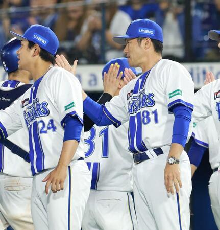 巨人に快勝し、ナインとハイタッチする相川監督（撮影・伊藤笙子）