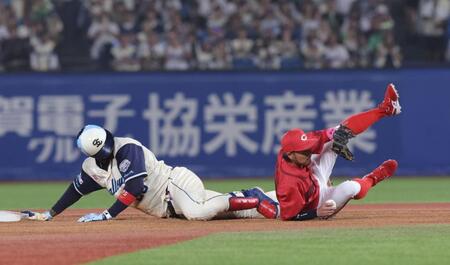 １回、中前打を放ち、二塁を狙ったサンタナはアウト（野手は菊池）＝撮影・佐々木彰尚