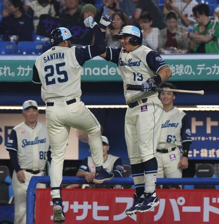 ６回、ソロを放ち、オスナ（右）に出迎えられるサンタナ（撮影・佐々木彰尚）