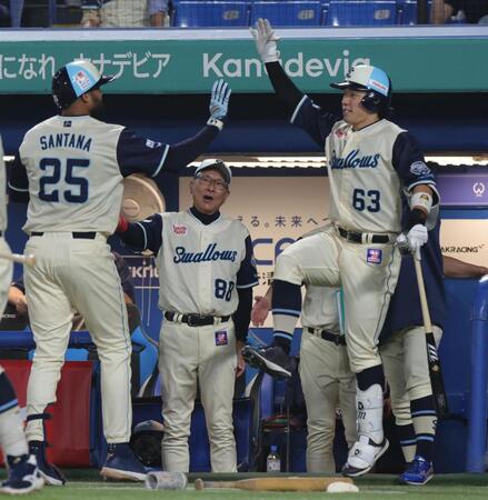 ６回、右中間ソロを放ったサンタナを出迎える池山監督（撮影・佐々木彰尚）