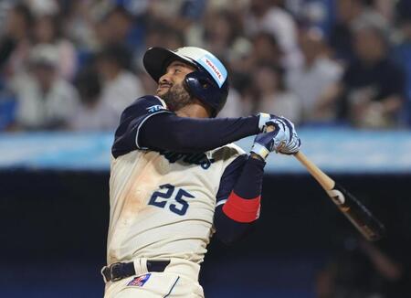 ６回、サンタナは右中間にソロを放つ（撮影・佐々木彰尚）