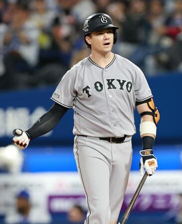 ８回、見逃し三振に倒れ、いら立ちをあらわにするダルベック（撮影・伊藤笙子）