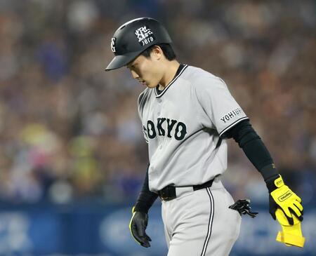 ５回、チャンスで遊直に倒れ、うつむく浦田（撮影・伊藤笙子）