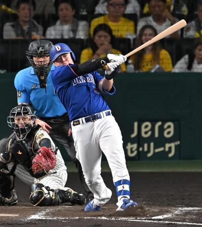 １１回、先制打を放つ細川（撮影・飯室逸平）
