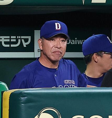 ８回、戦況を見守る井上監督（撮影・西田忠信）