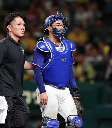 ８回、石伊は高橋宏の投球を腕に受けベンチに戻る（撮影・山口登）