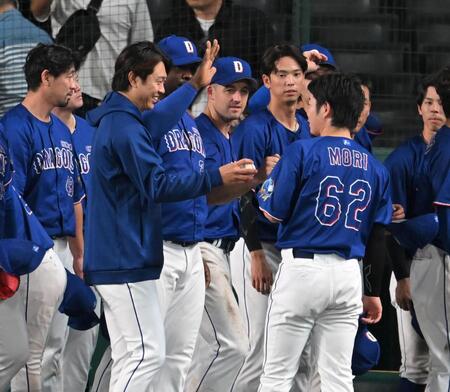 森博にウイニングボールを渡す高橋宏（撮影・飯室逸平）
