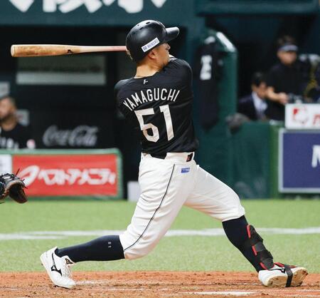 　５回、山口が左越えに本塁打を放つ