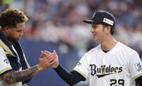 ６回、満塁のピンチをしのぐ好リリーフを見せた田嶋は、先発のエスピノーザとタッチをかわす（撮影・坂部計介）