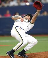 　６回、代打小森の強烈な打球によけながらグラブを出すエスピノーザ（撮影・坂部計介）