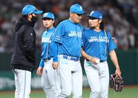 ５回、伊藤（右）に声を掛ける新庄監督（撮影・中島達哉）