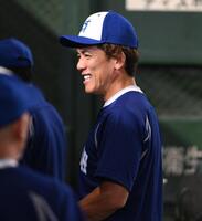 試合前、ベンチで笑顔をふりまく松井稼頭央氏（撮影・開出牧）