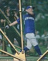 フリー打撃で快音を響かせるイチロー氏（撮影・開出牧）
