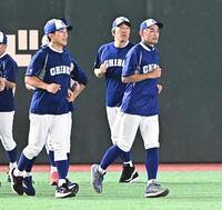 試合前に外野をランニングするＫＯＢＥ　ＣＨＩＢＥＮの（右から）イチロー氏、松井秀喜氏、松井稼頭央氏（撮影・開出牧）