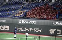 試合前、ライトスタンドで応援する習志野高校吹奏楽部にあいさつするＫＯＢＥ　ＣＨＩＢＥＮのイチロー氏（左下後方）＝東京ドーム（撮影・開出牧）