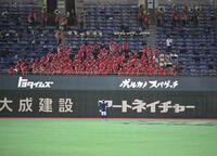 試合前、レフトスタンドで応援する東海大学付属高輪台高校吹奏楽部にあいさつするイチロー氏（中央下）＝撮影・開出牧