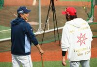 日本ハム練習前、西口監督（左）と言葉を交わす新庄監督（撮影・中島達哉）