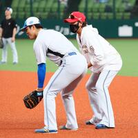 試合前、ファーストミットを持った柴田（左）に指導する新庄監督（撮影・中島達哉）