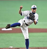 女子高校選抜相手に力投するイチロー氏（撮影・開出牧）
