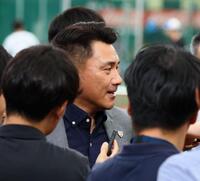 試合前に視察に訪れ、囲み取材を受ける侍ジャパン・井口資仁監督（撮影・中島達哉）