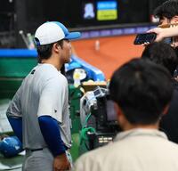 試合前、囲み取材を受ける柴田（撮影・中島達哉）