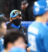 ２回、２ランスクイズが決まり、笑顔を見せる新庄監督（撮影・中島達哉）