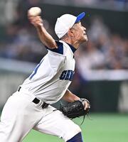 汗を飛ばしながら力投するイチロー氏（撮影・開出牧）