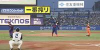 セレモニアルピッチを務めた（左から）高島礼子、藤原紀香、剛力彩芽（撮影・佐々木彰尚）