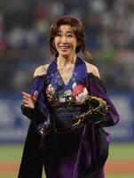 セレモニアルピッチを務めた高島礼子（撮影・佐々木彰尚）