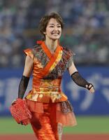 セレモニアルピッチを務めた剛力彩芽（撮影・佐々木彰尚）