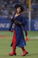 セレモニアルピッチを務めた藤原紀香（撮影・佐々木彰尚）