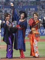 セレモニアルピッチを務めた（左から）高島礼子、藤原紀香、剛力彩芽（撮影・佐々木彰尚）