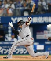４回、左前打を放つ坂本勇（撮影・伊藤笙子）