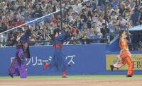 熱いパフォーマンスを見せる（左から）高島礼子、藤原紀香、剛力彩芽（撮影・佐々木彰尚）