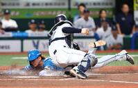 ２回、進藤の２ランスクイズで生還した二走・水野（捕手・小島）＝撮影・中島達哉