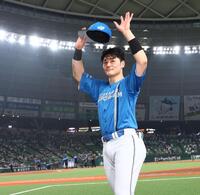 スタンドのファンの歓声に応える清宮幸（撮影・中島達哉）