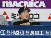 ５回、ベンチから戦況を見つめる浦田（撮影・伊藤笙子）
