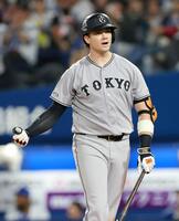 ８回、見逃し三振に倒れ、いら立ちをあらわにするダルベック（撮影・伊藤笙子）
