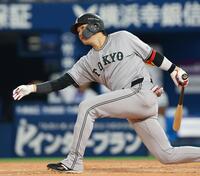 ４回、左前打を放つ坂本勇（撮影・伊藤笙子）