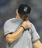 １回に４点を失った小笠原（撮影・伊藤笙子）
