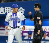 ７回、球審に交代を告げる相川監督（左）＝撮影・伊藤笙子