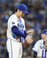 ７回、交代を告げられ、唇をかむ竹田（撮影・伊藤笙子）