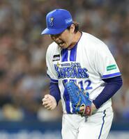 ５回、ピンチをしのぎ雄たけびを上げる竹田（撮影・伊藤笙子）
