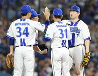 佐野恵太（右）の満塁弾などで快勝したＤｅＮＡナイン（撮影・伊藤笙子）