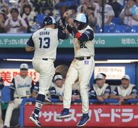 ４回、左越えに２ランを放ち、サンタナ（右）と喜ぶオスナ（撮影・佐々木彰尚）