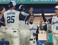 ４回、２ランを放ったオスナを出迎える池山監督（撮影・佐々木彰尚）
